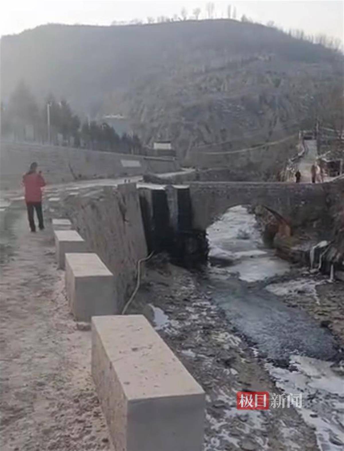 陕西一采油厂原油泄漏流入河道，或与清洗一体化储罐爆裂有关，多部门介入调查