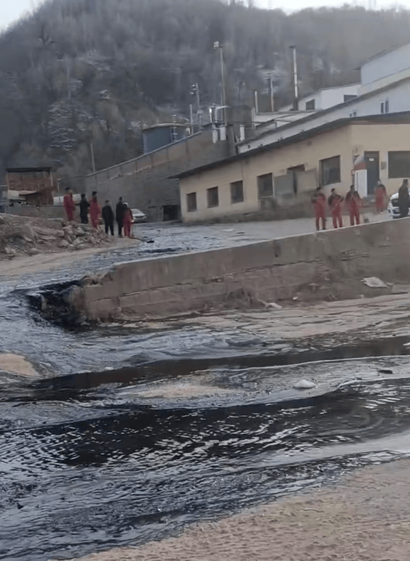 确认！陕西一家采油厂原油泄漏 已大面积流入河道